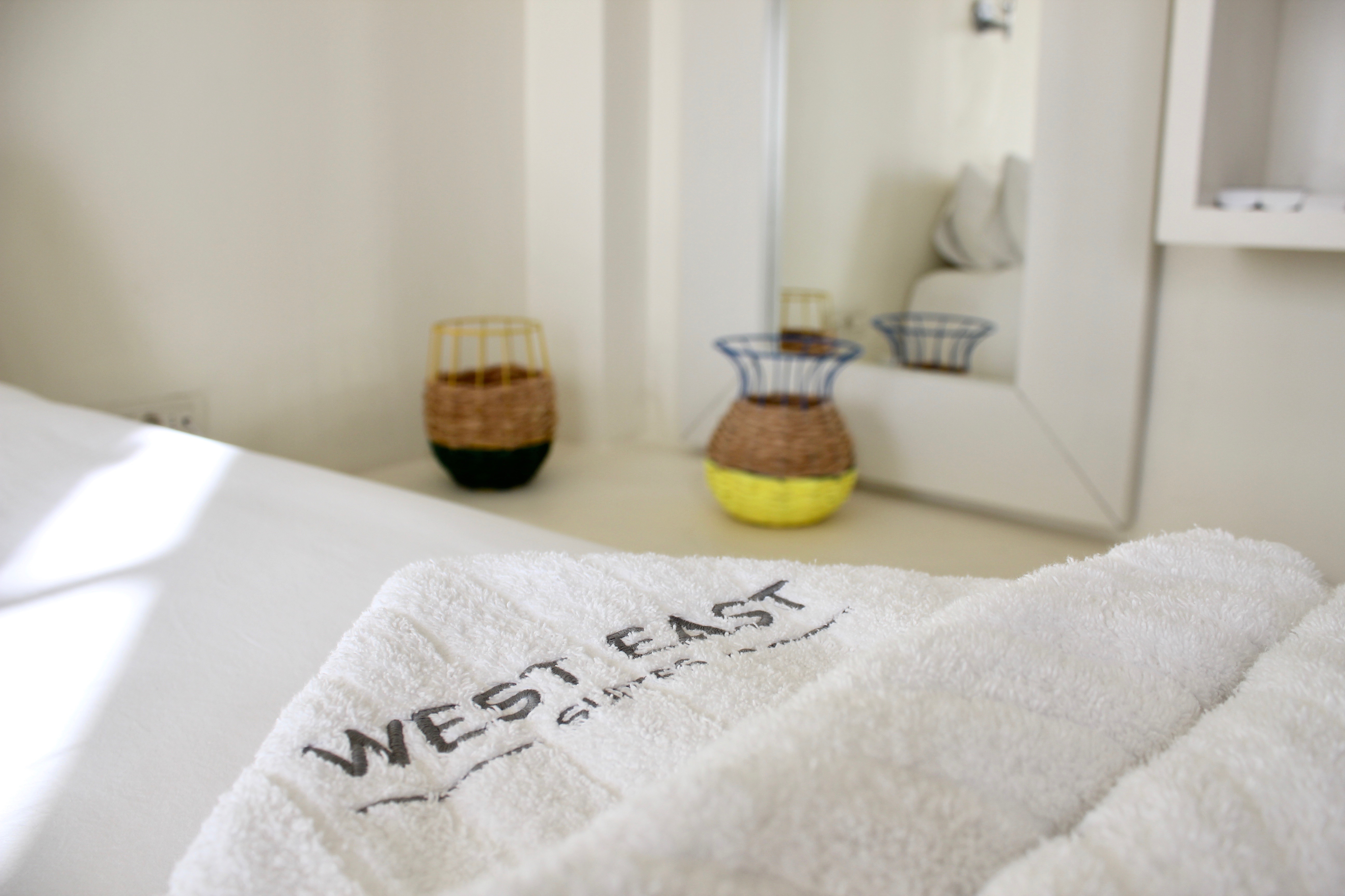 Suite Life Santorini : West East Suites