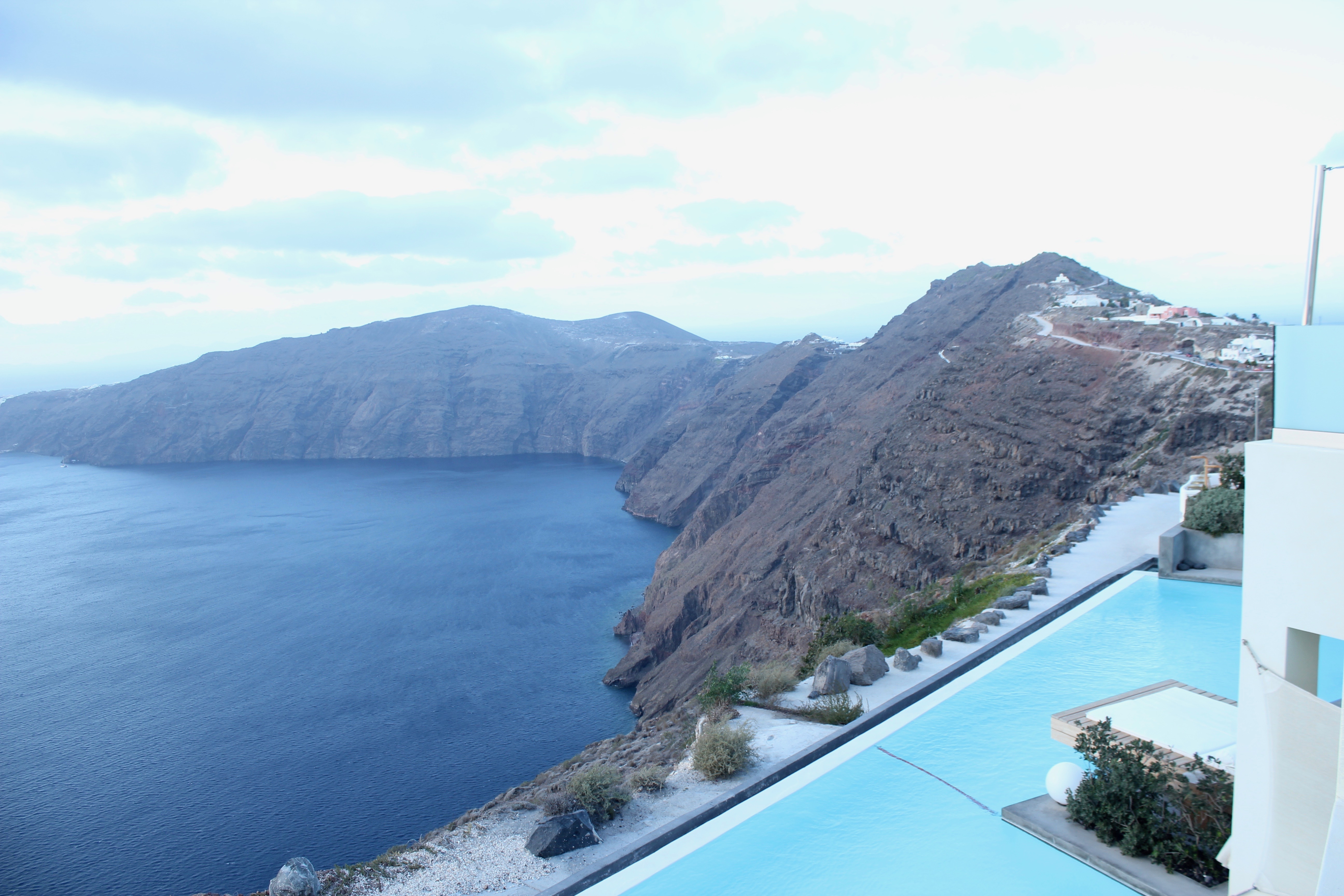 Suite Life Santorini : West East Suites